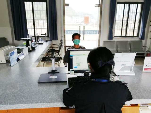 圖為帶身份證讀卡器功能的高拍儀